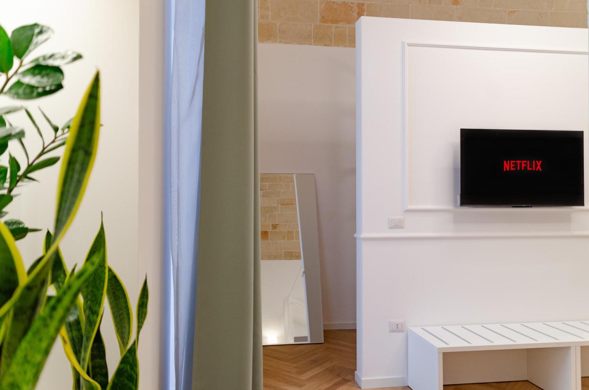 Apulialux - San Lorenzo Luxury Apartment Con Jacuzzi In Centro Brindisi Exterior photo