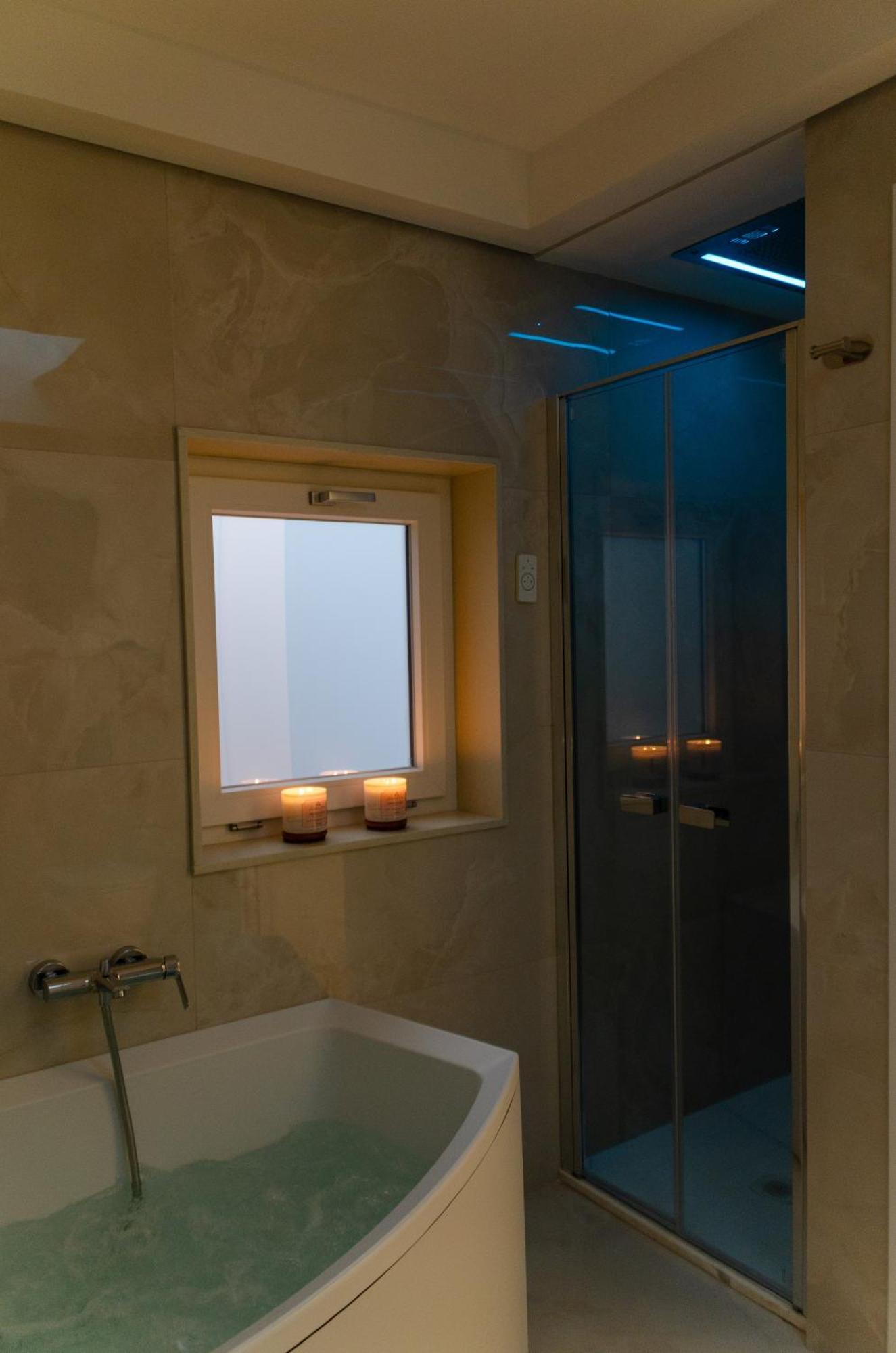 Apulialux - San Lorenzo Luxury Apartment Con Jacuzzi In Centro Brindisi Exterior photo