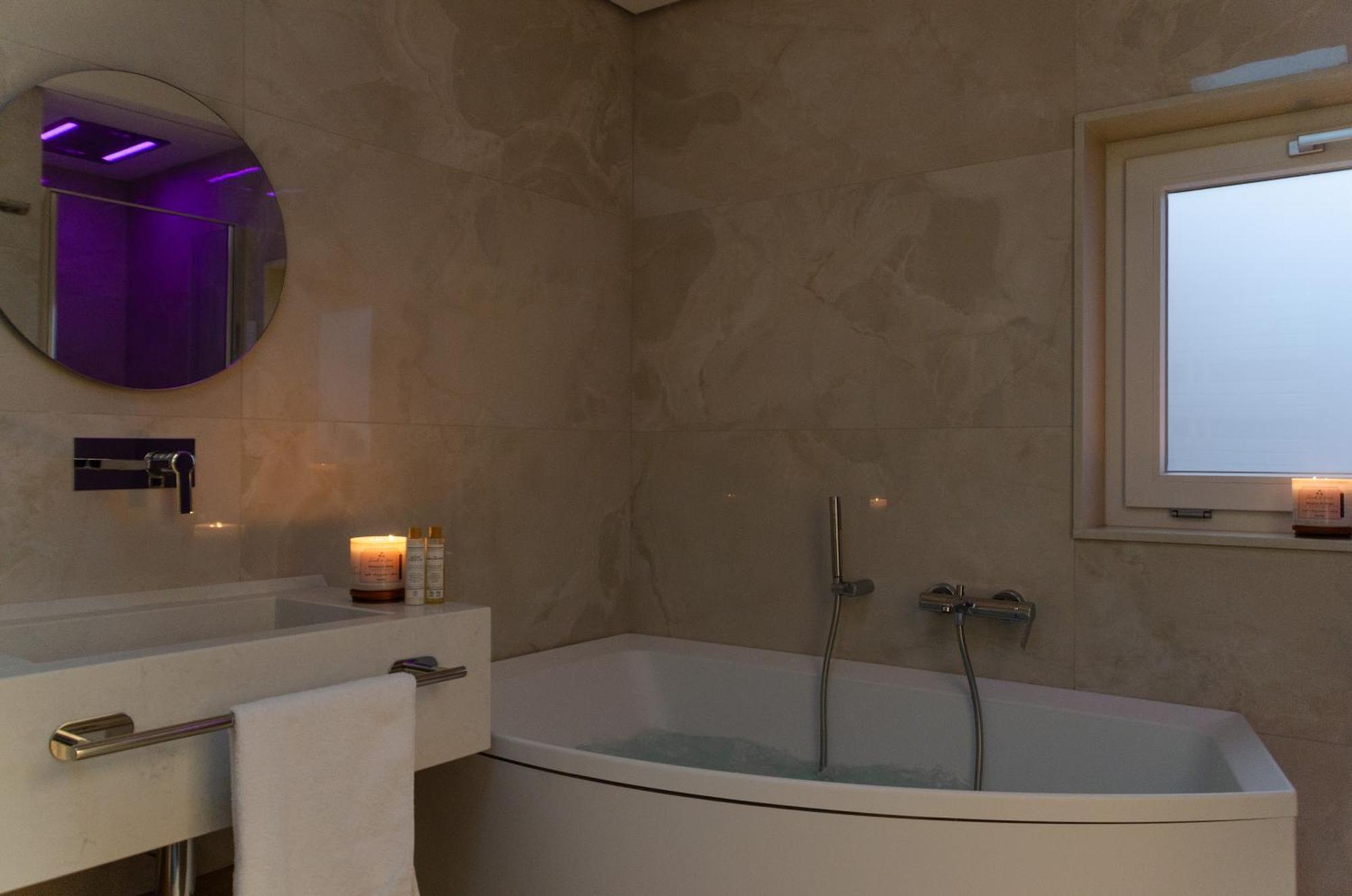 Apulialux - San Lorenzo Luxury Apartment Con Jacuzzi In Centro Brindisi Exterior photo