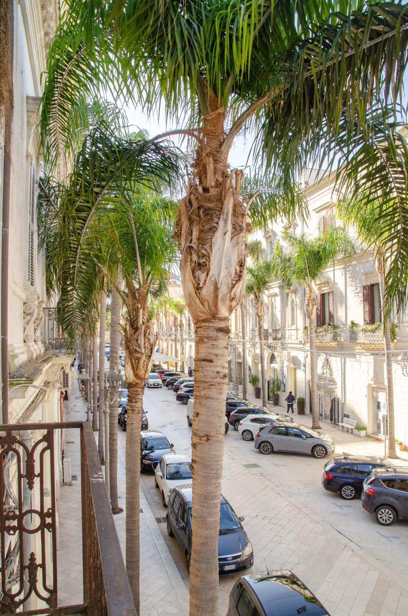 Apulialux - San Lorenzo Luxury Apartment Con Jacuzzi In Centro Brindisi Exterior photo