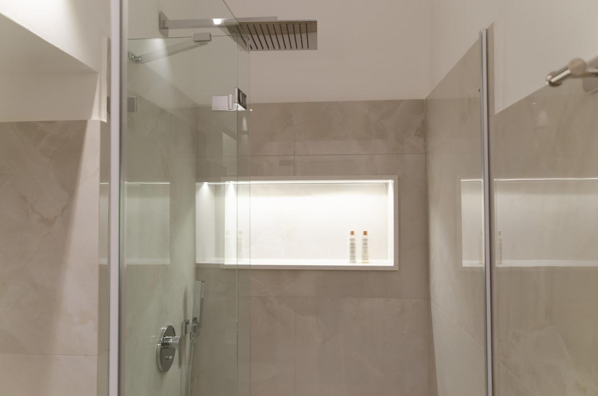 Apulialux - San Lorenzo Luxury Apartment Con Jacuzzi In Centro Brindisi Exterior photo