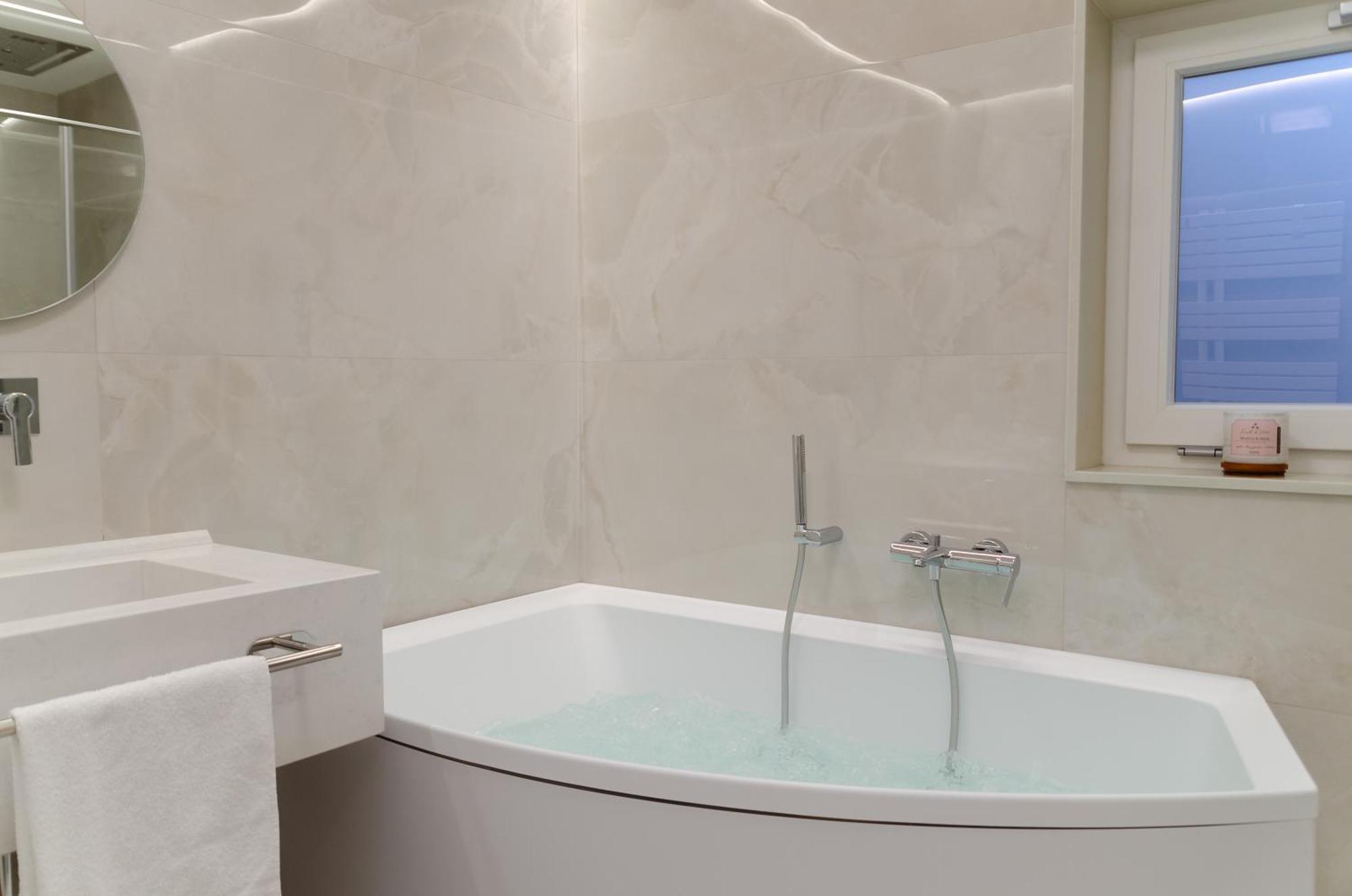 Apulialux - San Lorenzo Luxury Apartment Con Jacuzzi In Centro Brindisi Exterior photo