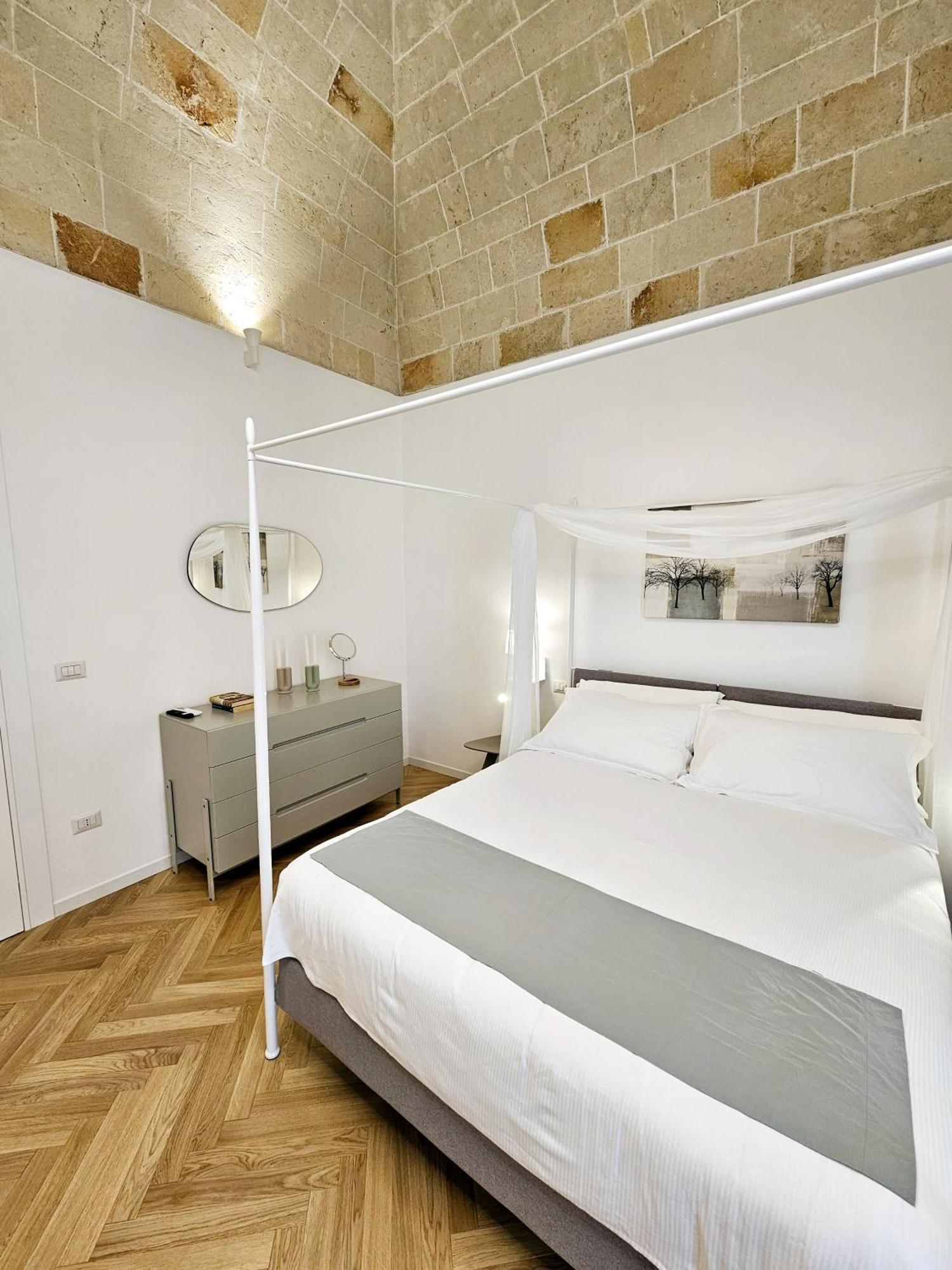 Apulialux - San Lorenzo Luxury Apartment Con Jacuzzi In Centro Brindisi Exterior photo